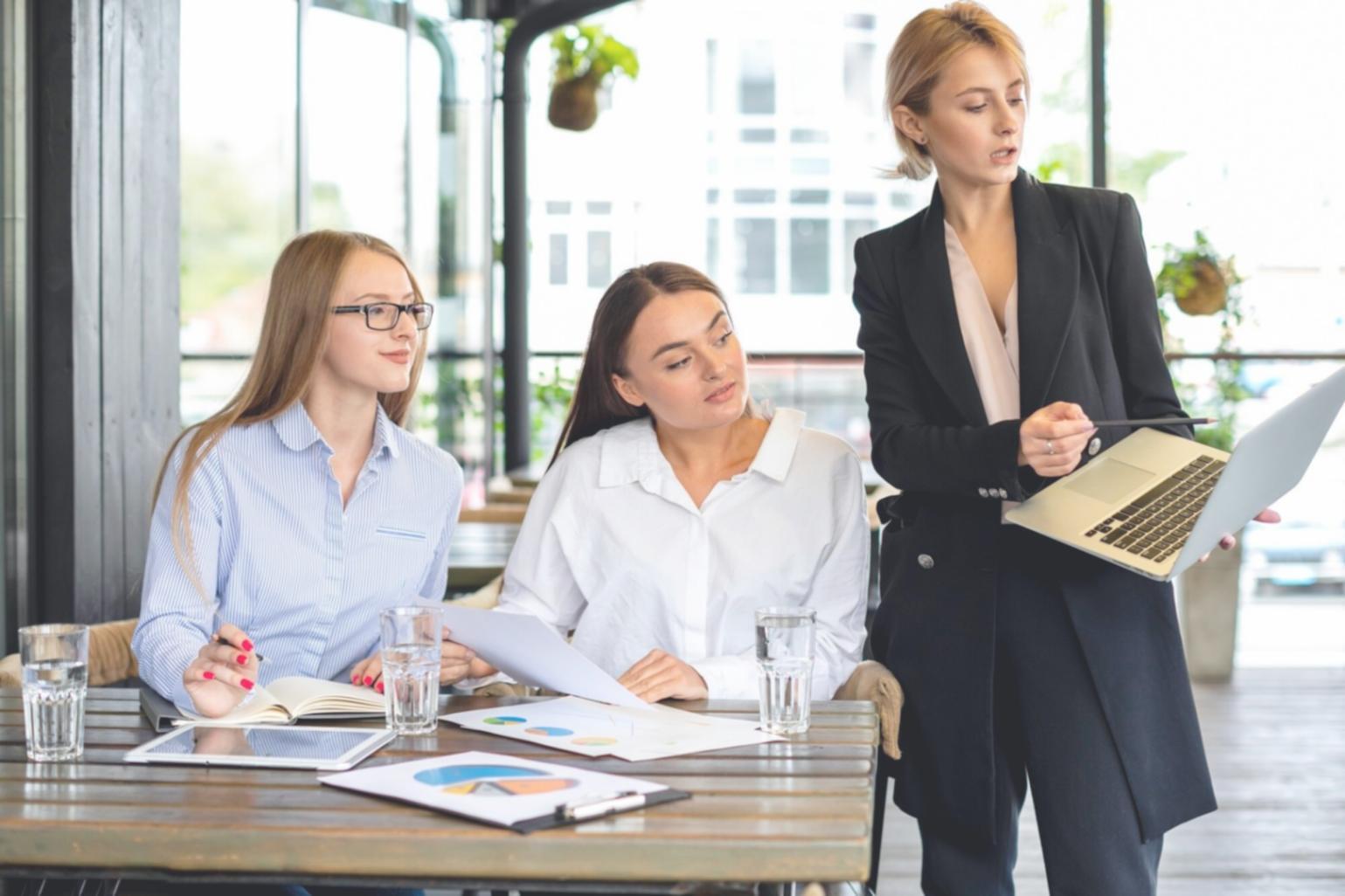 Equipa profissional analisando soluções de seguros personalizadas