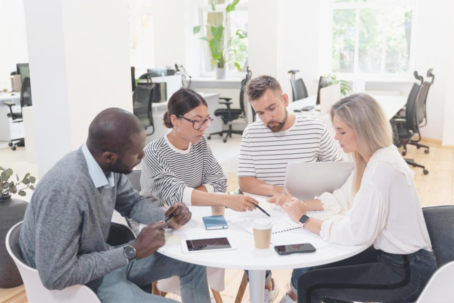 Cliente em reunião de consultoria de seguros